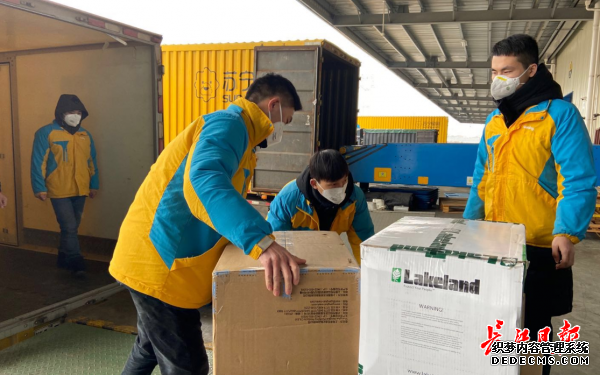 口罩、消毒液、防护服,,爱心企业送来了